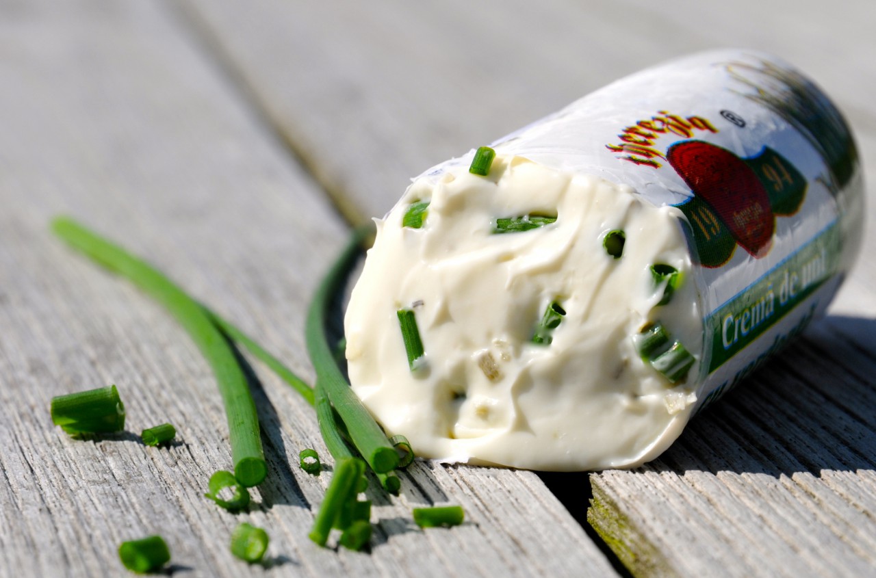 Brotaufstrich mit Butter und Kräutern 125g (crema de unt cu verdeata)